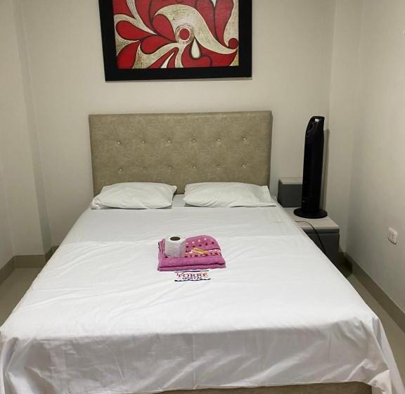 بنسيون Latorre Hostal