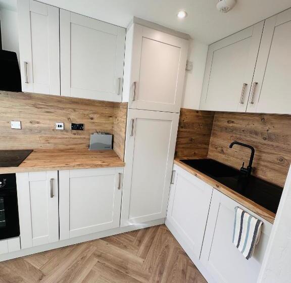 Pansiyon Private Room In Modern Shared Apartment, Each With Kitchenette, Central Birmingham