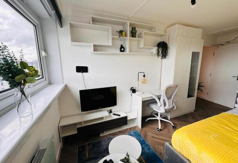 Pansiyon Private Room In Modern Shared Apartment, Each With Kitchenette, Central Birmingham