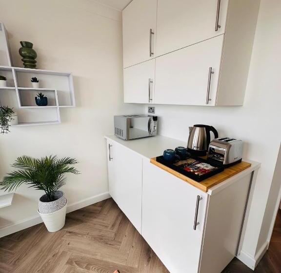 Pansiyon Private Room In Modern Shared Apartment, Each With Kitchenette, Central Birmingham