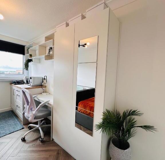 Pansiyon Private Room In Modern Shared Apartment, Each With Kitchenette, Central Birmingham