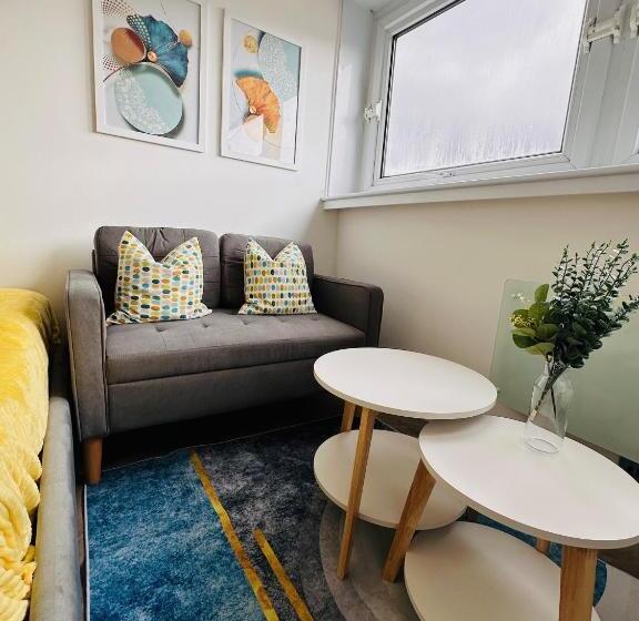 Pansiyon Private Room In Modern Shared Apartment, Each With Kitchenette, Central Birmingham