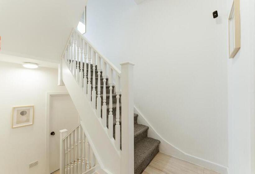 Пансион The Finsbury Park Star Apartments