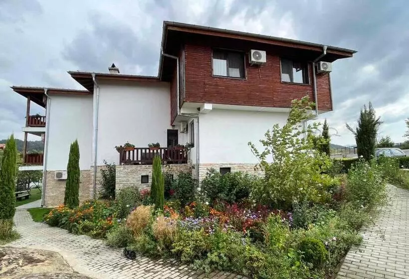 Retkeilymaja ваканционно селище романтика