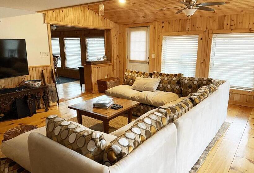 French Woods Farmhouse Bed & Breakfast