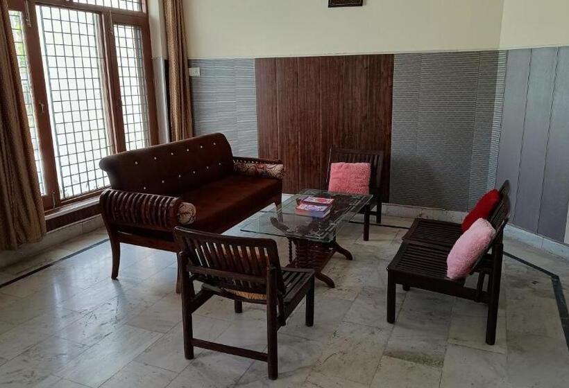 펜션 Royal Oaks Guest House