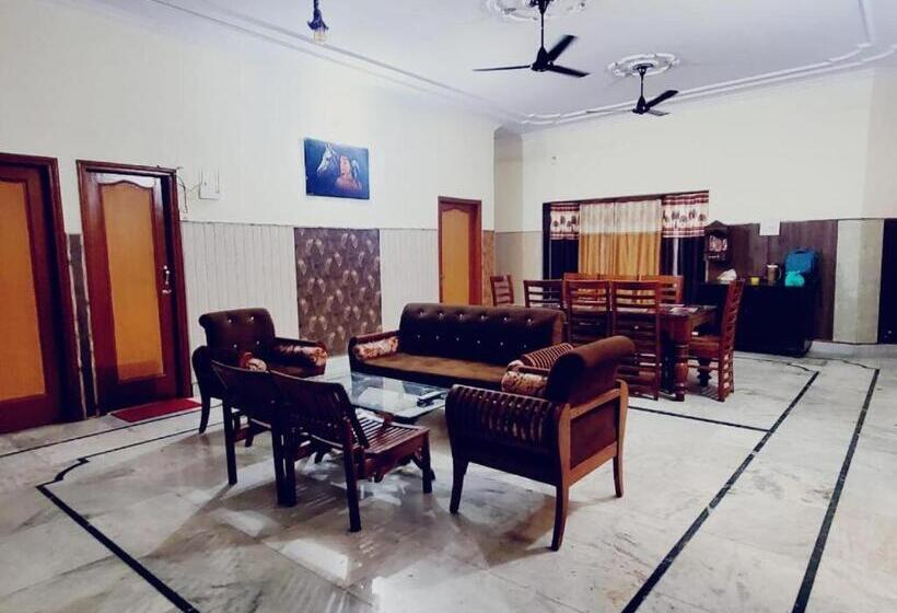 펜션 Royal Oaks Guest House