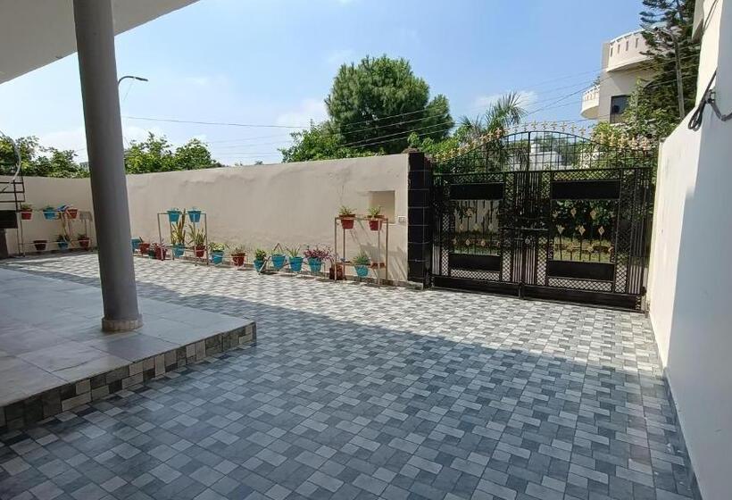 펜션 Royal Oaks Guest House