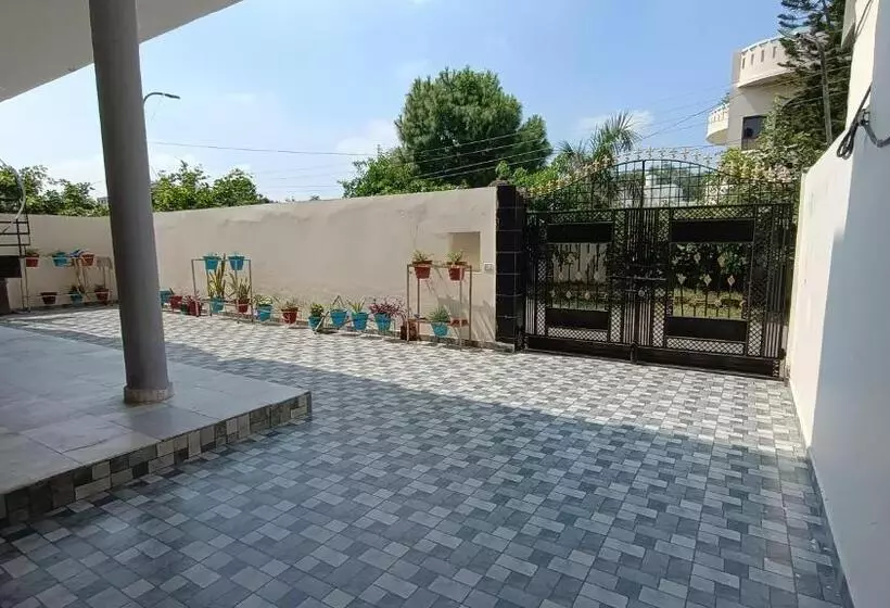 ペンション Royal Oaks Guest House