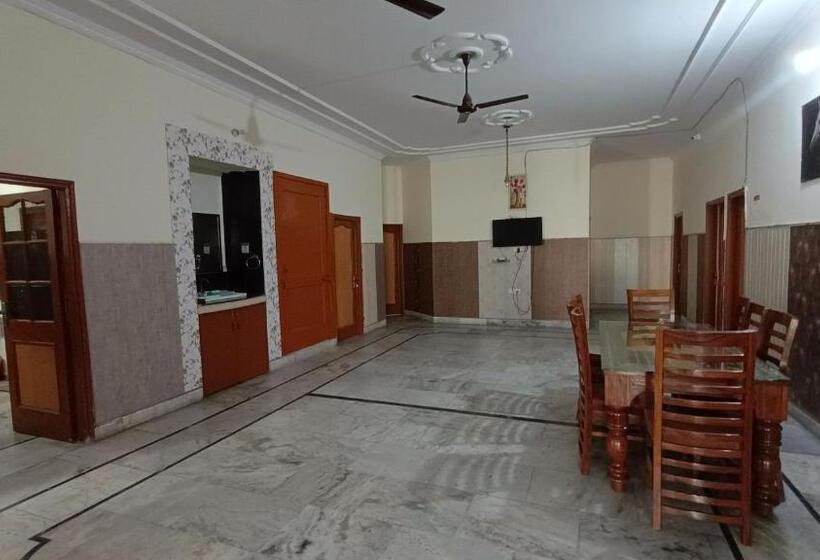 펜션 Royal Oaks Guest House