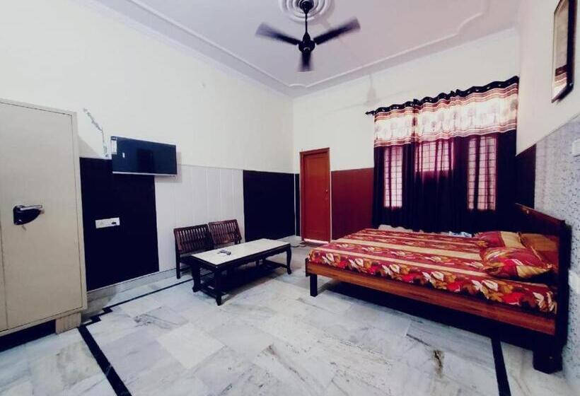 펜션 Royal Oaks Guest House