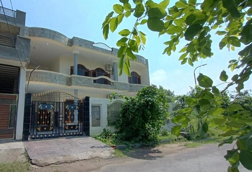 펜션 Royal Oaks Guest House