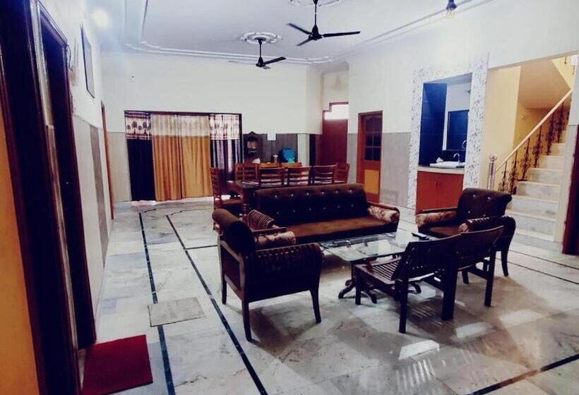 펜션 Royal Oaks Guest House