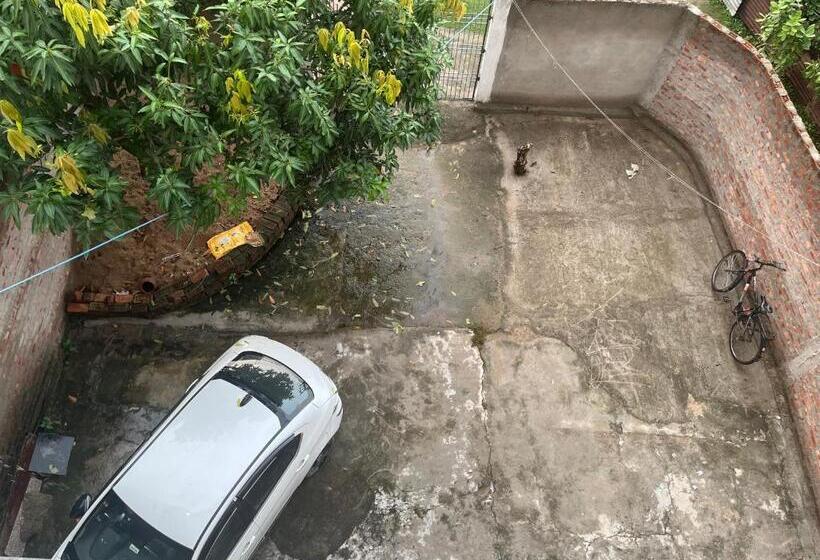 پانسیون Shubham House