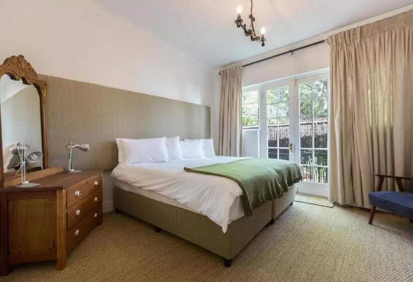 هاستل Green Elephant Backpackers