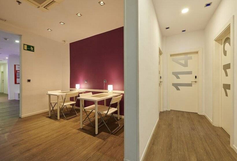 هاستل Hostal Mayerling Centro