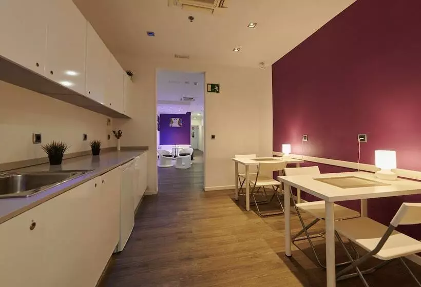 هاستل Hostal Mayerling Centro