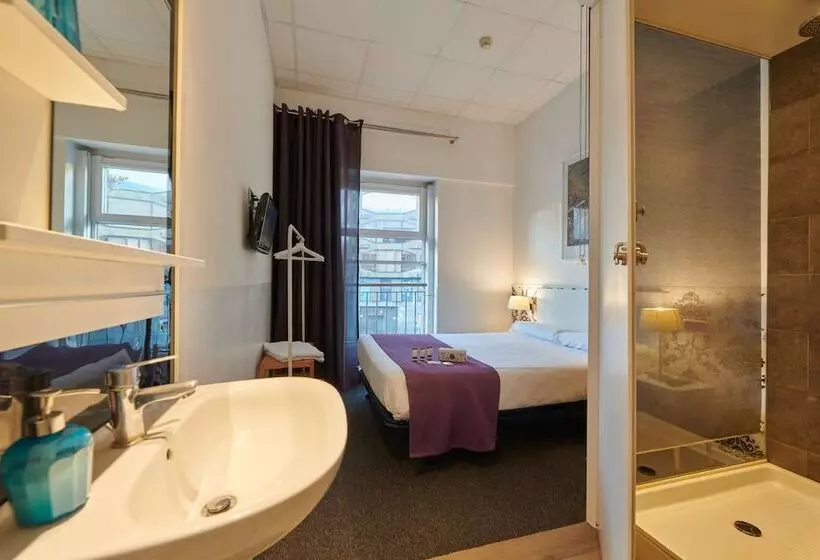 هاستل Hostal Mayerling Centro