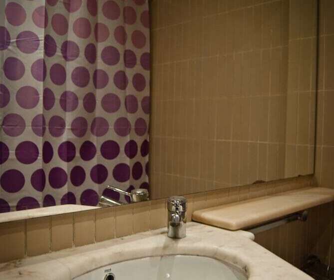 Отель D. Dinis Low Cost Hostel