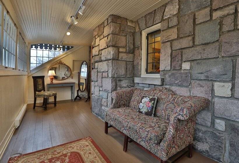 호텔 Stone Chalet Bed & Breakfast Inn