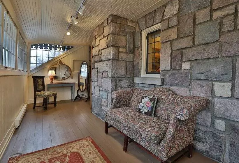 ホテル Stone Chalet Bed & Breakfast Inn