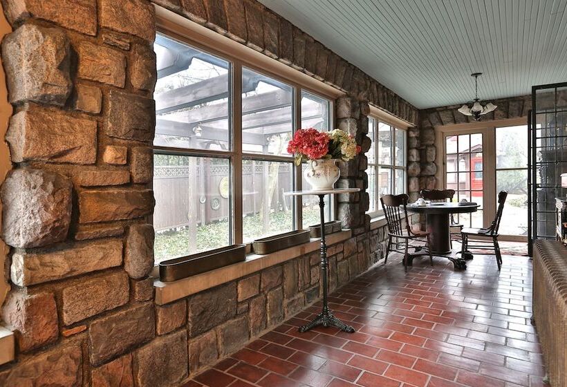 호텔 Stone Chalet Bed & Breakfast Inn