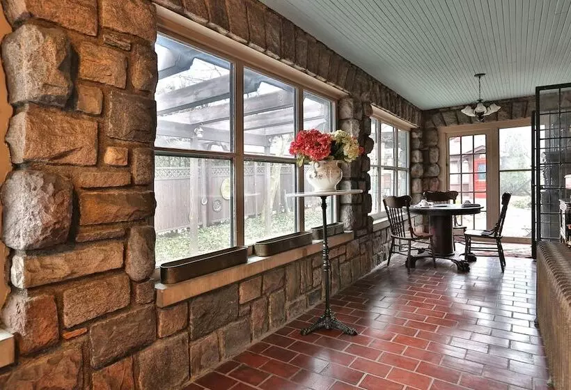 ホテル Stone Chalet Bed & Breakfast Inn