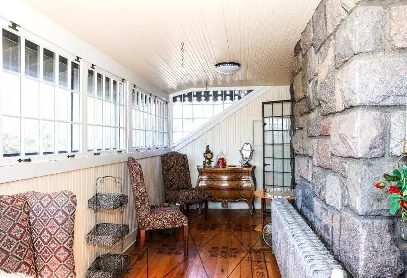 ホテル Stone Chalet Bed & Breakfast Inn