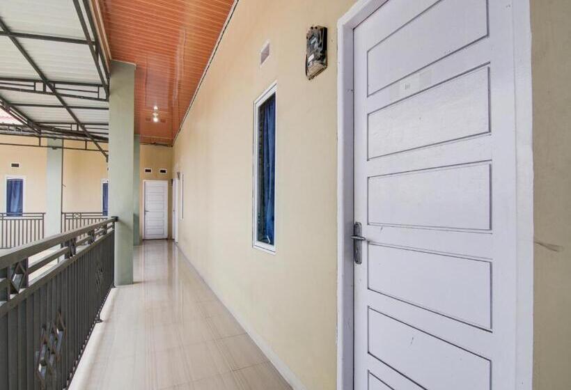 Отель Oyo 93087 Wisma Apel Syariah