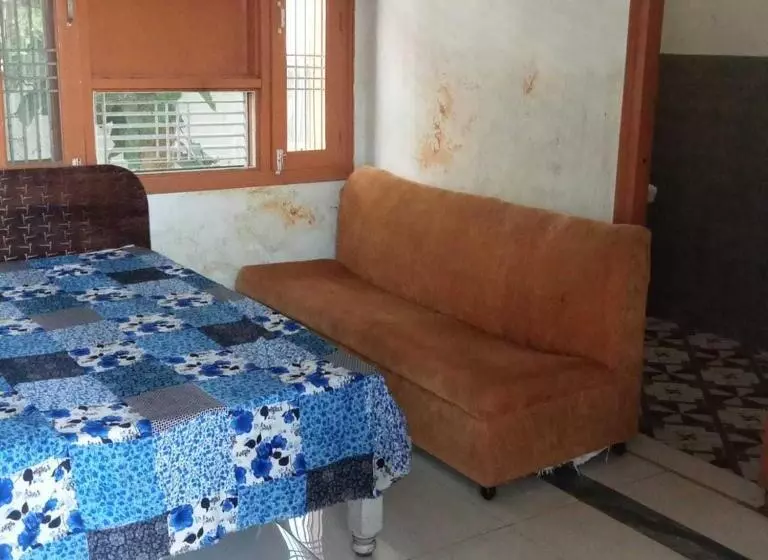 Hotelli Oyo V S Guest House