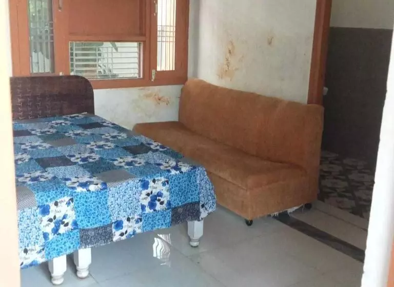 Hotelli Oyo V S Guest House