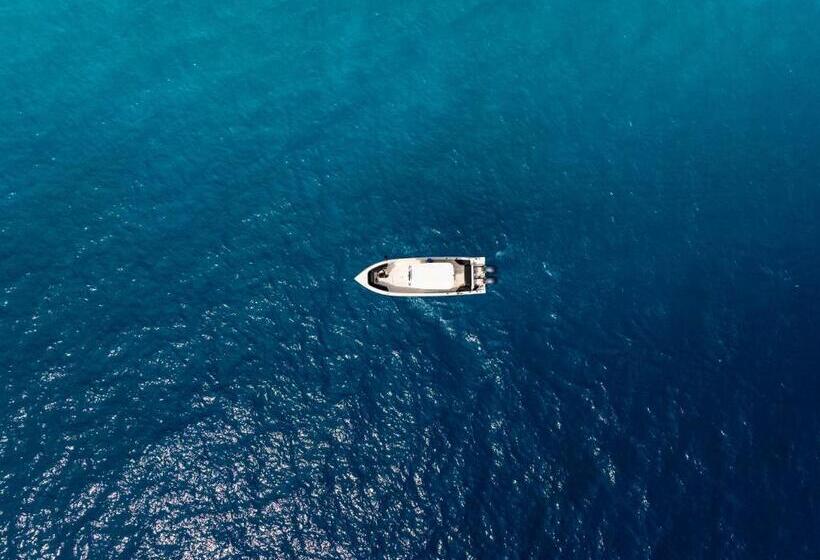 هتل Fushi Beach Guesthouse