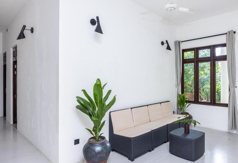 هتل Fushi Beach Guesthouse