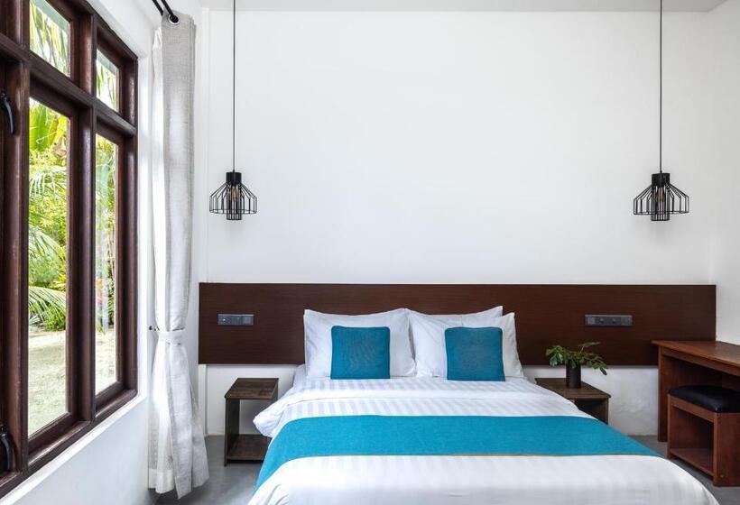 هتل Fushi Beach Guesthouse