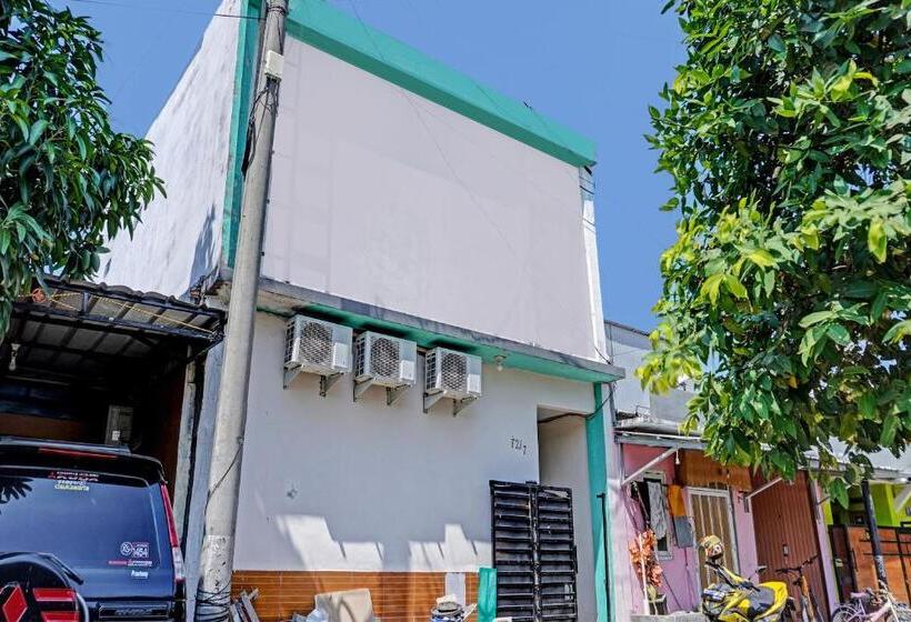 בית מלון כפרי Oyo Life 92684 Kost Mutiara Nirwana