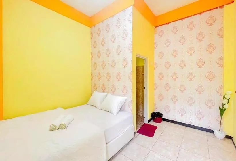 Hotelli Sion Homestay Mitra Reddoorz Near Terminal Kertajaya Mojokerto