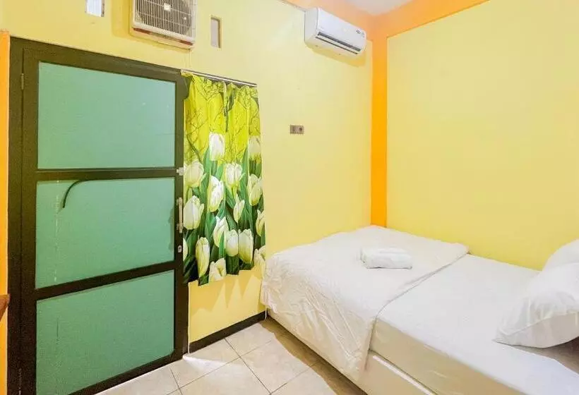 Hotelli Sion Homestay Mitra Reddoorz Near Terminal Kertajaya Mojokerto