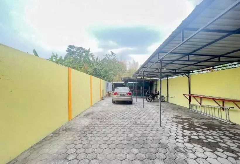 Hotelli Sion Homestay Mitra Reddoorz Near Terminal Kertajaya Mojokerto