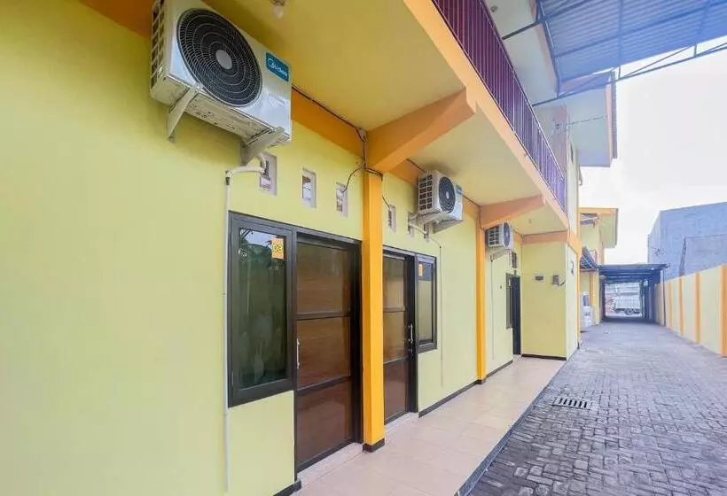 Hotelli Sion Homestay Mitra Reddoorz Near Terminal Kertajaya Mojokerto
