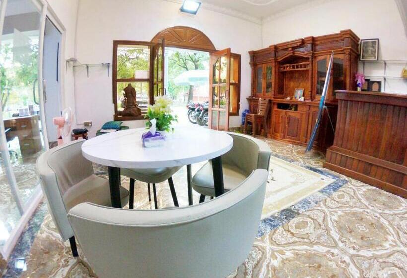 پانسیون Sarah Guesthouse