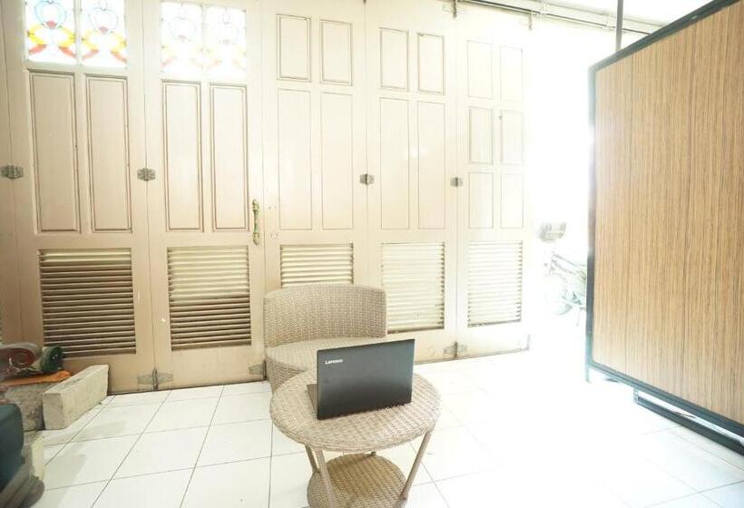 Hotel Oyo Life 93038 Kost Putra Malilah