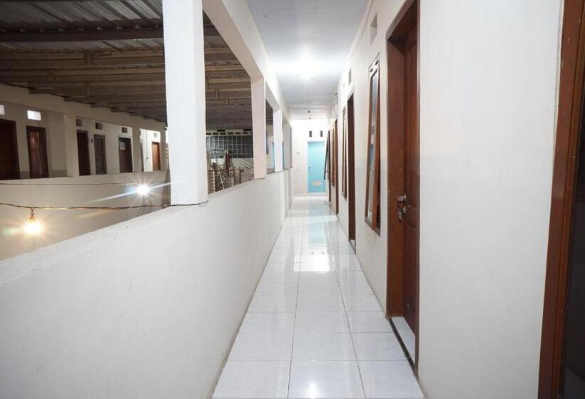Hotel Oyo Life 93038 Kost Putra Malilah