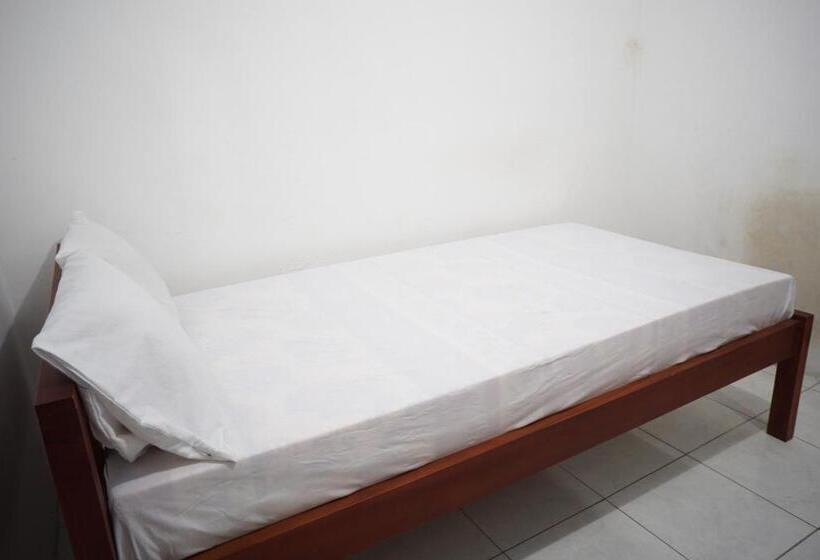 Hotel Oyo Life 93038 Kost Putra Malilah