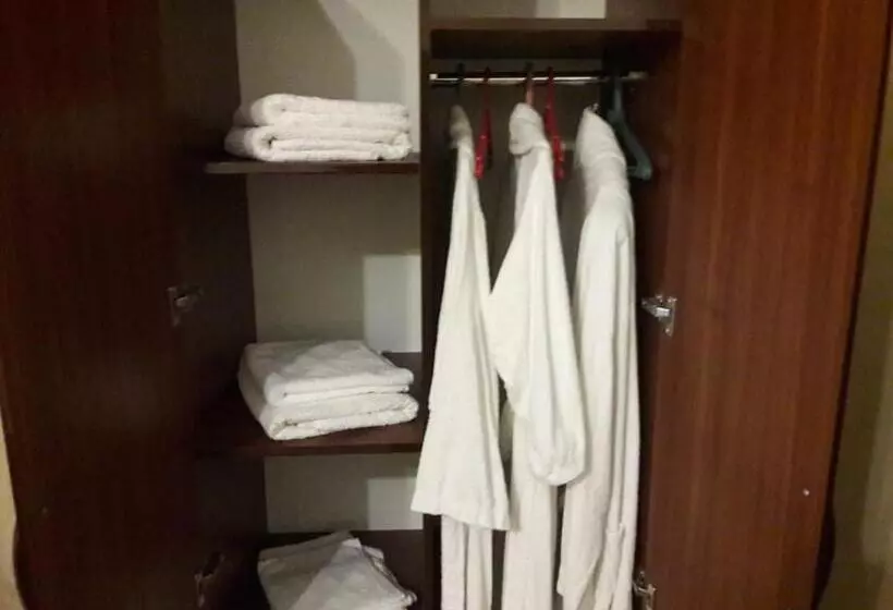 Lt Hotel Family