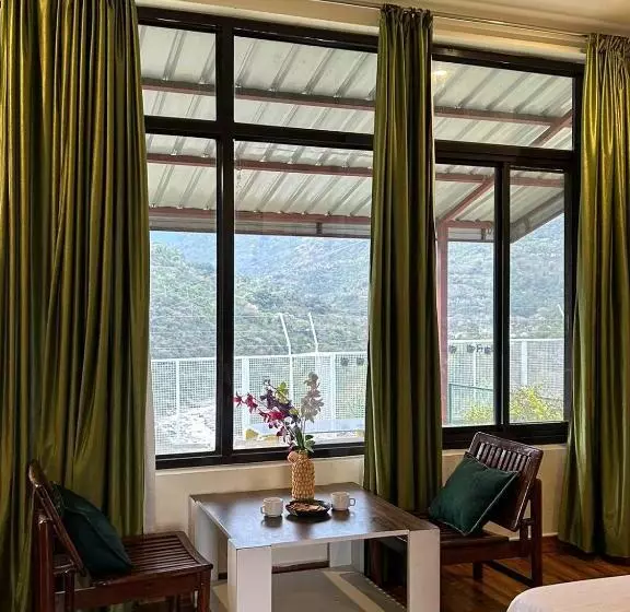 Hotelli Dhauladhar View Village Resort