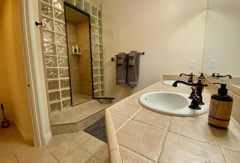 Panzió Guest Suite With Hot Tub Edge Of The Wild