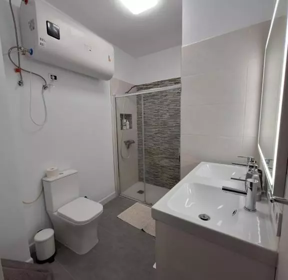 Majatalo Habitacion Con Baño Privado En Un Piso Con Familia