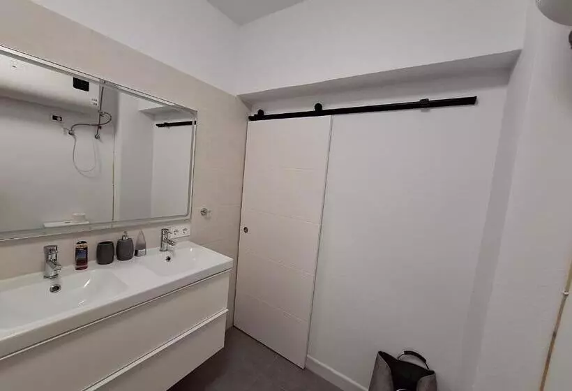 Majatalo Habitacion Con Baño Privado En Un Piso Con Familia
