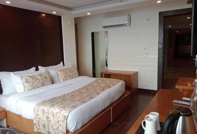 Hotel Yashshree Mussoorie Mall Road