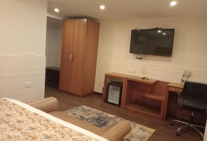 Hotel Yashshree Mussoorie Mall Road